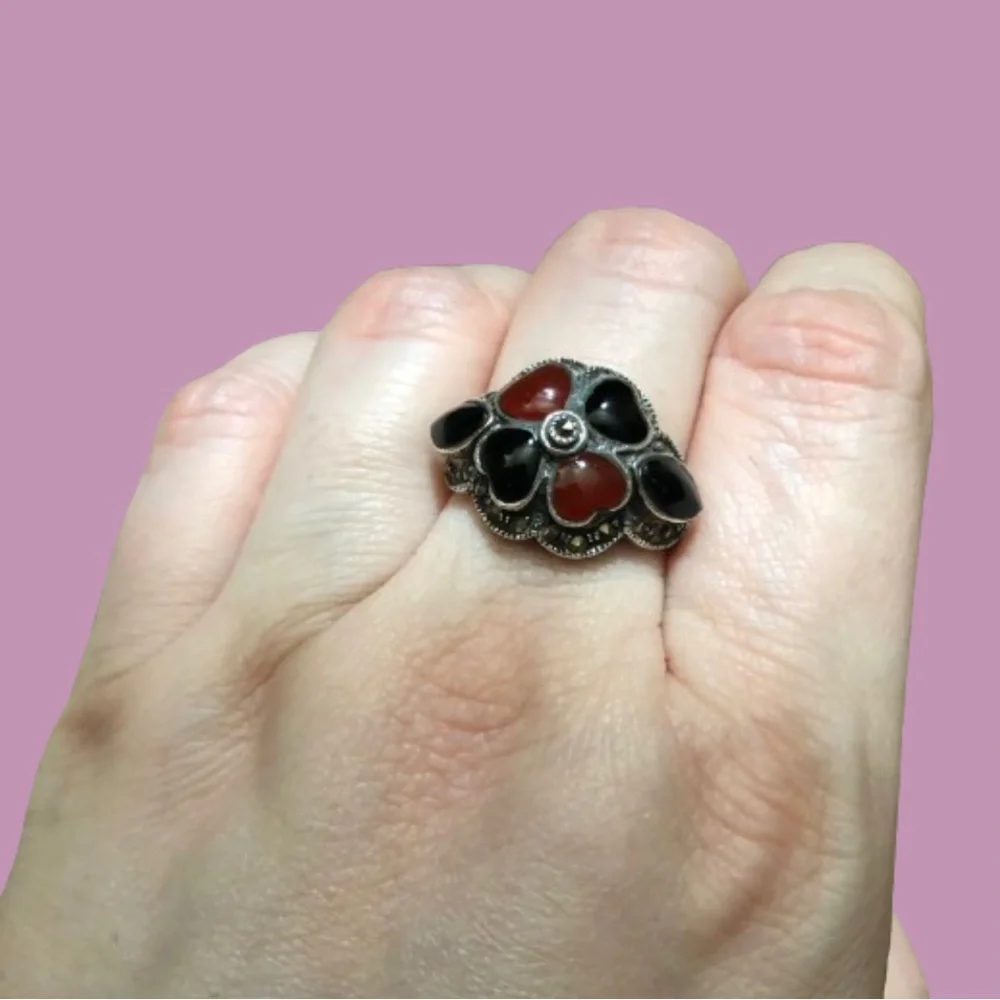 Vintage 925 sterling silver black & red stones & marcasite 8.25-8.5